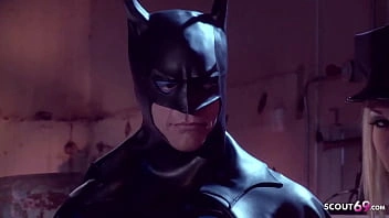 Rough Batman Paródia Cosplay FFM Sexo a Três