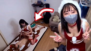 Ela fez cosplay de Papai Noel no Natal e pediu uma injeção de esperma vaginal na moça cowgirl enquanto treinava com uma coleira
