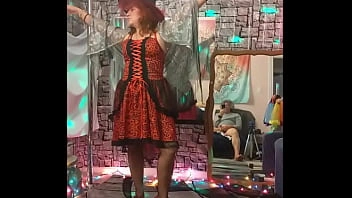 Hotwife Steffi dança da buceta da bruxa vermelha (parte suja)